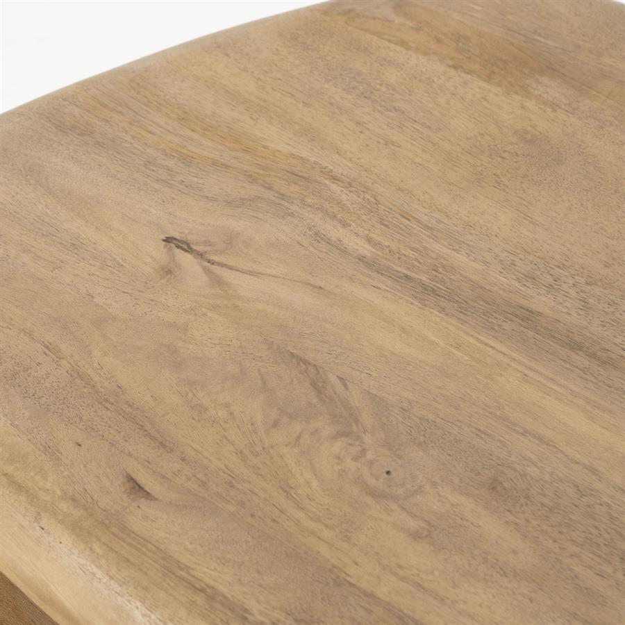Detailaufnahme der hellbraunen Tischplatte des Tisch Kabo, mit sichtbarer Holzmaserung und einem Astloch - By-Boo