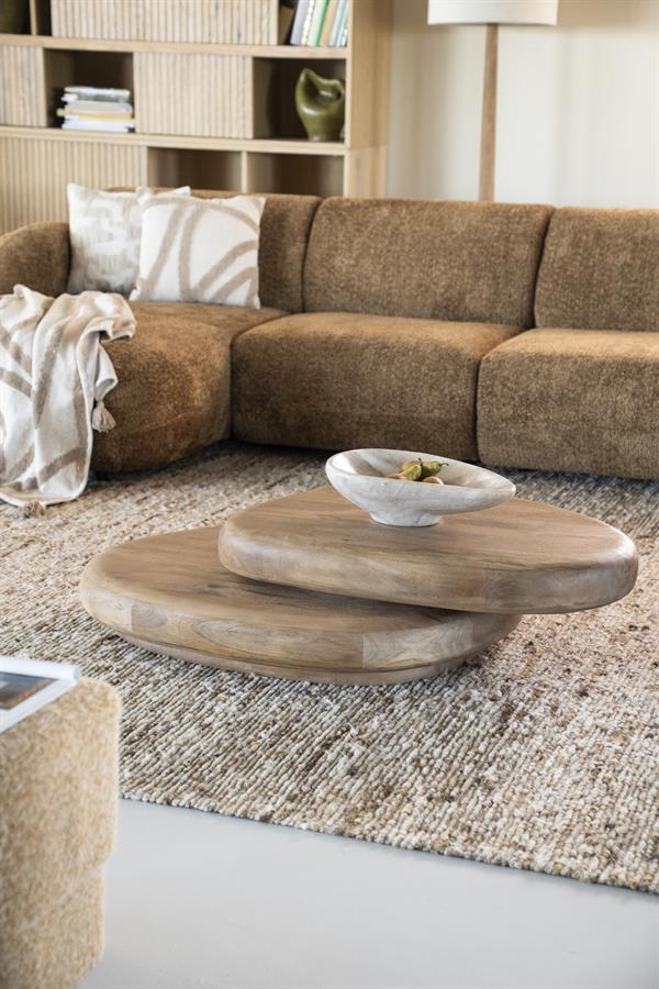 Zwei hellbraune Kabo Tische in einem Wohnzimmer mit einem braunen Sofa und einem weißen Teppich - By-Boo