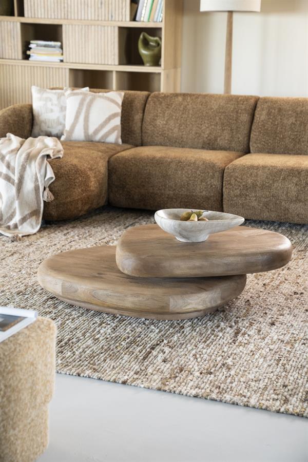 Zwei hellbraune Tische Kabo in einem Wohnzimmer mit einem braunen Sofa und einem Teppich - By-Boo