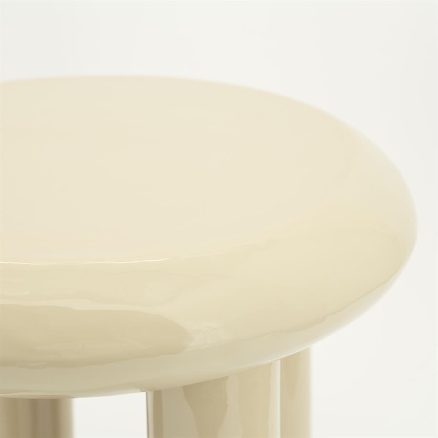 Nahaufnahme des Beistelltisch Balloon Beige, mit der glänzenden, abgerundeten Oberseite und einem Teil der Beine - By-Boo