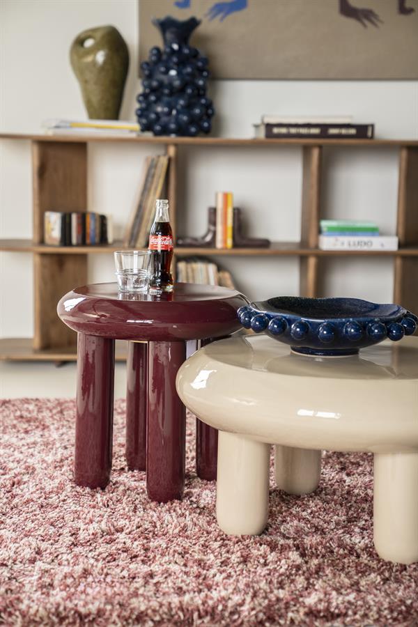 Der Beistelltisch Balloon Burgundy steht auf einem rosa Teppich, mit einer Flasche Limonade darauf - By-Boo