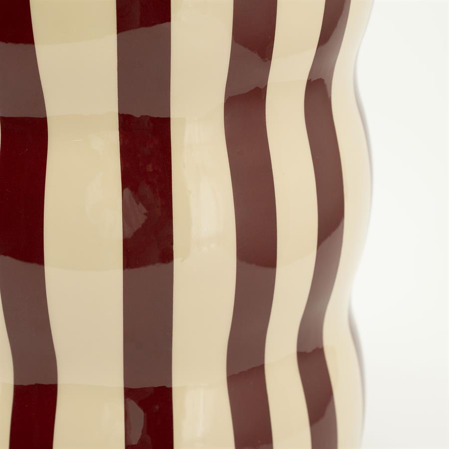 Nahaufnahme vom Tisch Candice, mit einem Muster aus vertikalen, wellenförmigen Streifen in Bordeauxrot und Beige - By-Boo