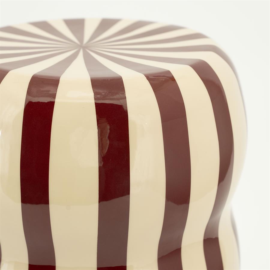 Detail des Tisches Candice mit einem Muster aus vertikalen und radialen Streifen in Rot und Beige - By-Boo