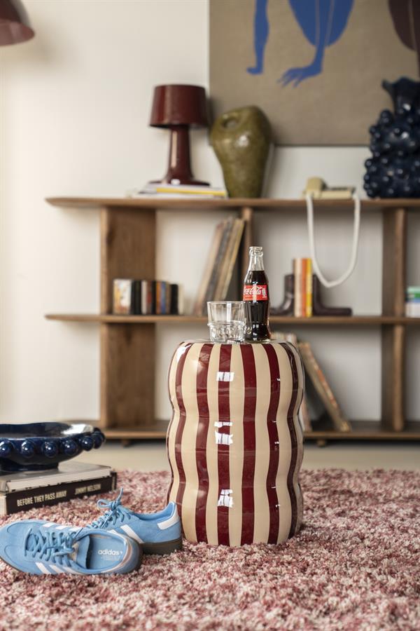 Tisch Candice mit rot-weißen Streifen, darauf eine Colaflasche und ein Glas, in einem Wohnzimmer - By-Boo