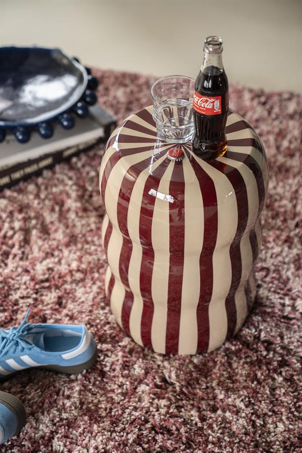Tisch Candice mit rot-weißen Streifen, von oben gesehen, mit einer Coca-Cola Flasche und Glas darauf, auf einem roten Teppich - By-Boo