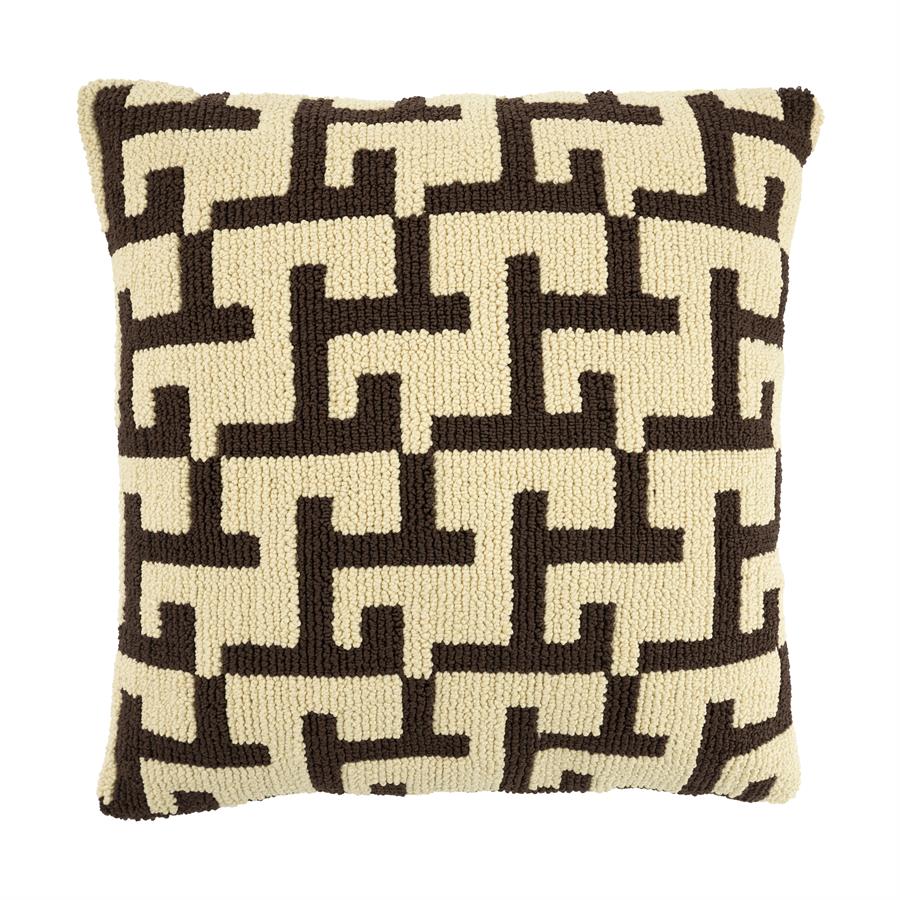 Kissen Ziggy mit einem geometrischen Muster in Braun und Beige auf weißem Hintergrund - By-Boo