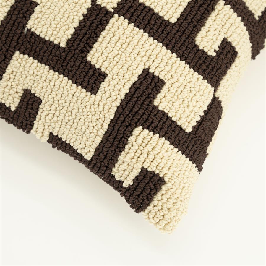 Detailaufnahme des Kissens Ziggy mit einem geometrischen Muster in Braun und Beige auf weißem Hintergrund - By-Boo