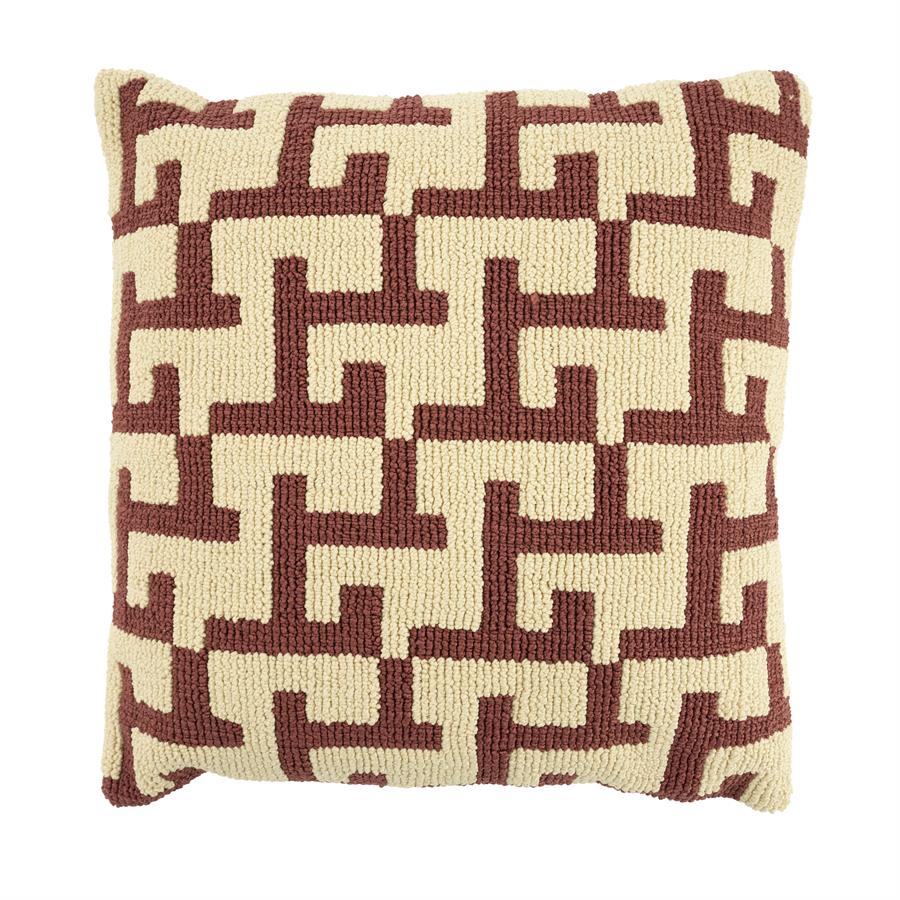 Kissen Ziggy Burgundy mit einem geometrischen Muster in Bordeauxrot und Beige, auf weißem Hintergrund fotografiert - By-Boo