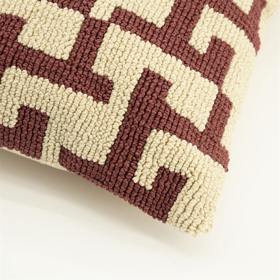 Detailaufnahme des Kissen Ziggy Burgundy mit einem Muster aus gebrochen weißen und burgunderroten Blöcken - By-Boo