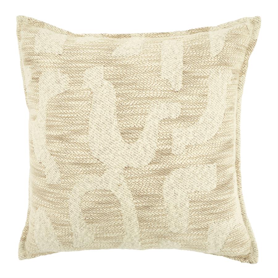 Kissen Waver mit einem abstrakten Muster in Beige und Creme, fotografiert auf weißem Hintergrund - By-Boo