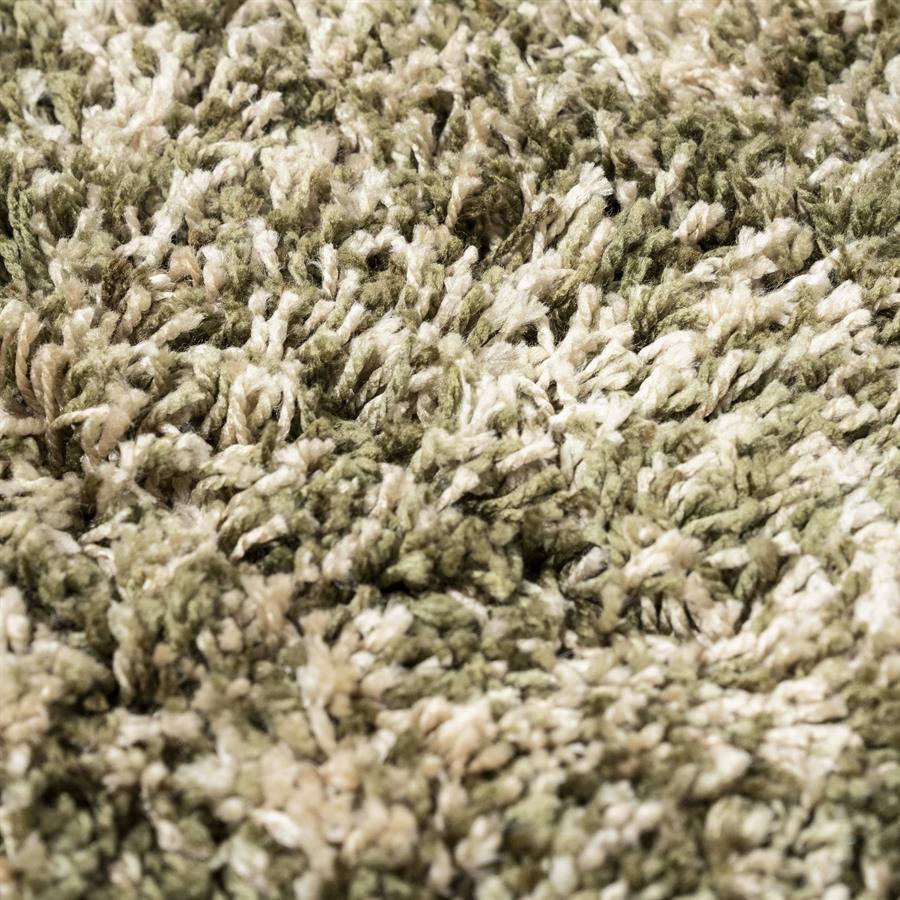 Nahaufnahme vom Teppich Mixi mit einem Detail des zotteligen Gewebes in Beige und Grün - By-Boo