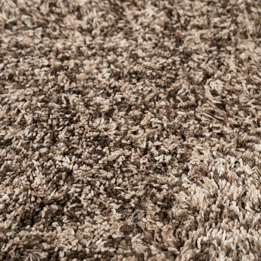 Nahaufnahme des Teppich Mixi, der die zottelige Textur und verschiedene Braun- und Beigetöne zeigt - By-Boo