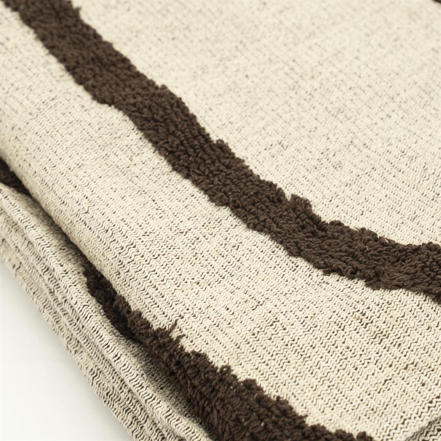 Detail des Plaid Majani, mit einer Nahaufnahme des braun-beige gestreiften Stoffes - By-Boo