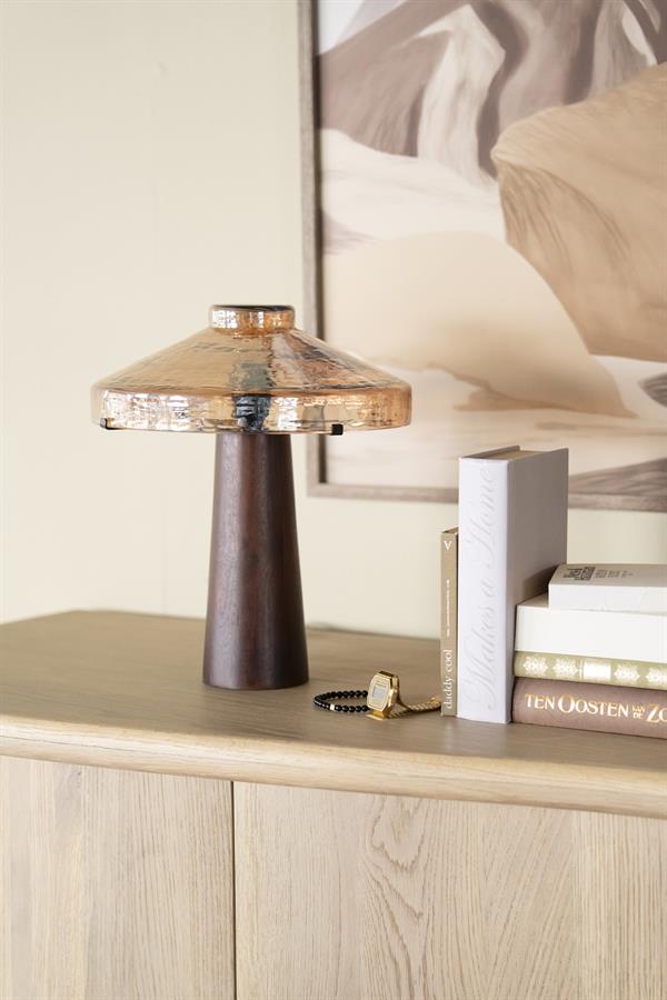 Leuchte Dome auf einem Sideboard aus Holz mit Büchern und einem Gemälde im Hintergrund - By-Boo