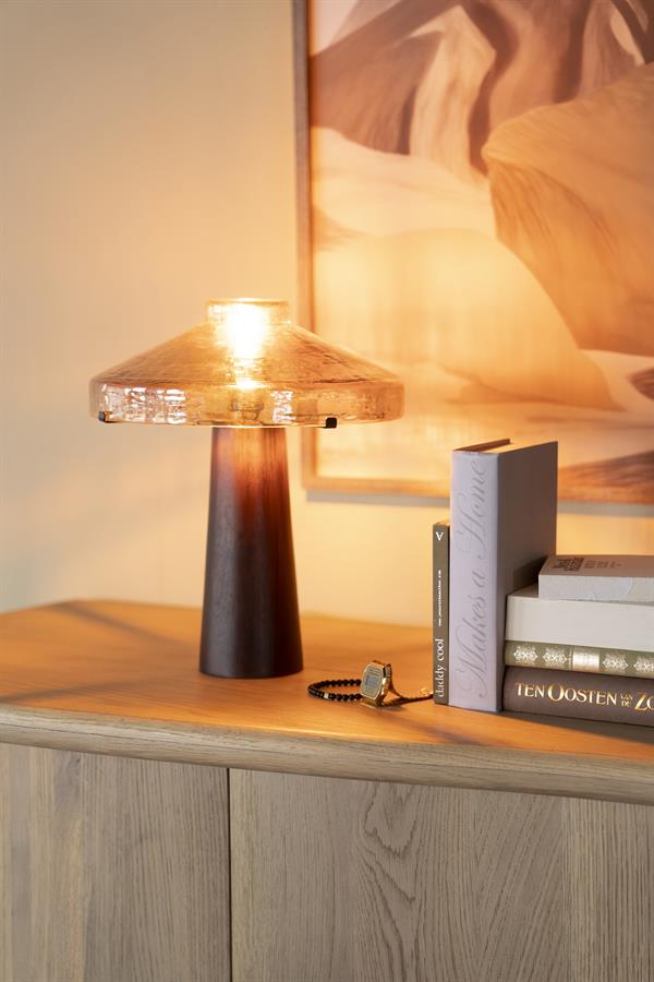 Die Leuchte Dome steht auf einem Sideboard aus Holz mit Büchern und einer Uhr daneben, mit einem Gemälde im Hintergrund - By-Boo