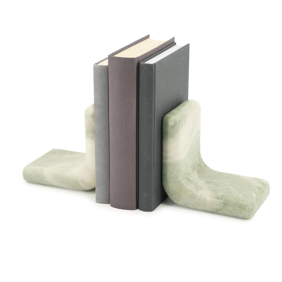 Die Buchstütze Verde, ein Set aus zwei hellgrünen Marmorbuchstützen, hält drei Bücher aufrecht vor weißem Hintergrund - By-Boo