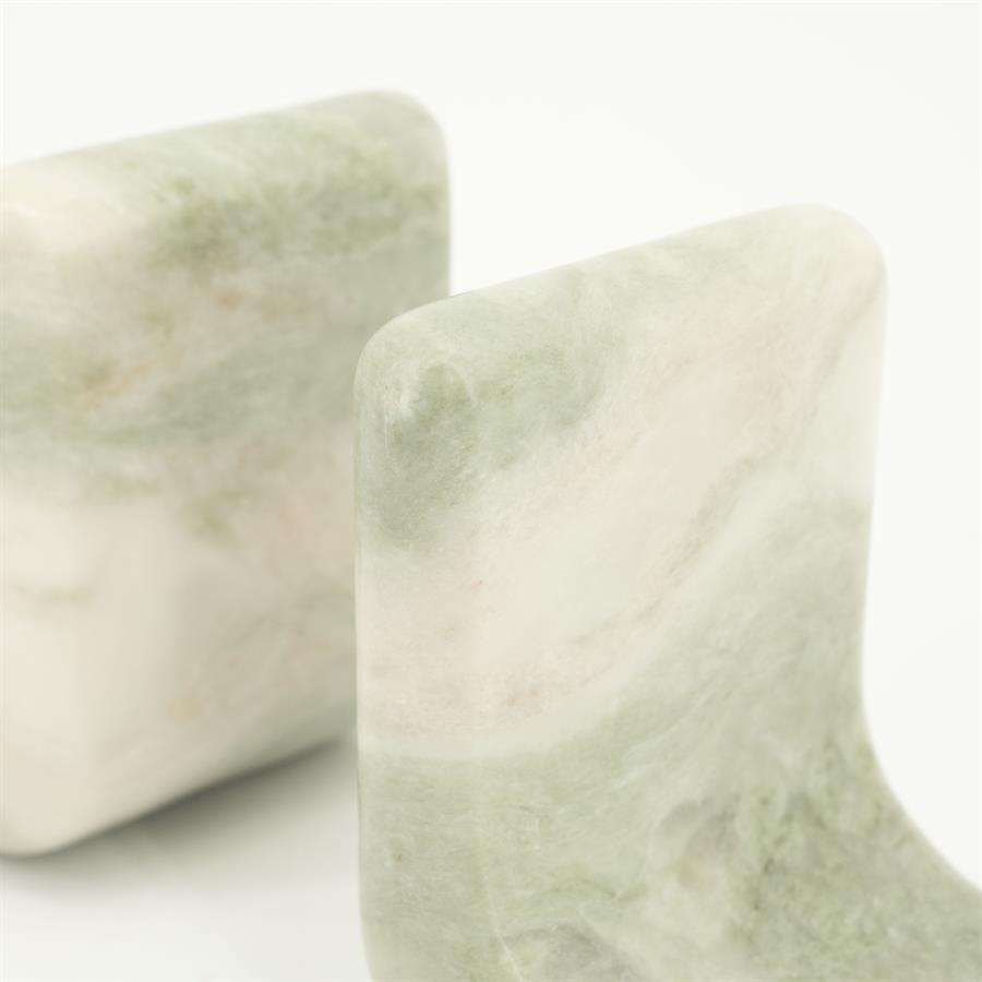 Zwei Buchstütze Verde aus Marmor mit weißem und hellgrünem Muster, Nahaufnahme - By-Boo
