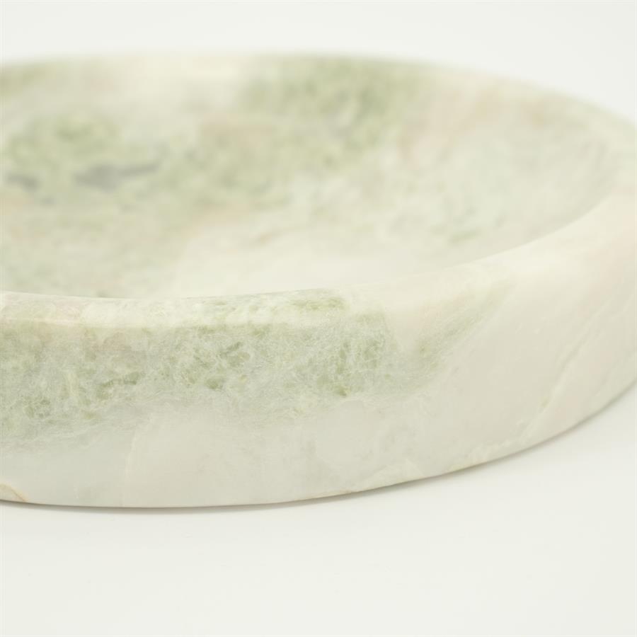 Nahaufnahme der Schale Verde, eine flache, runde Schale mit hellgrüner und weißer Marmorierung - By-Boo