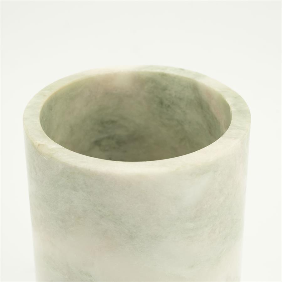 Nahaufnahme der Vase Verde, einer zylinderförmigen Vase mit einem Marmormuster in graugrünen Tönen - By-Boo