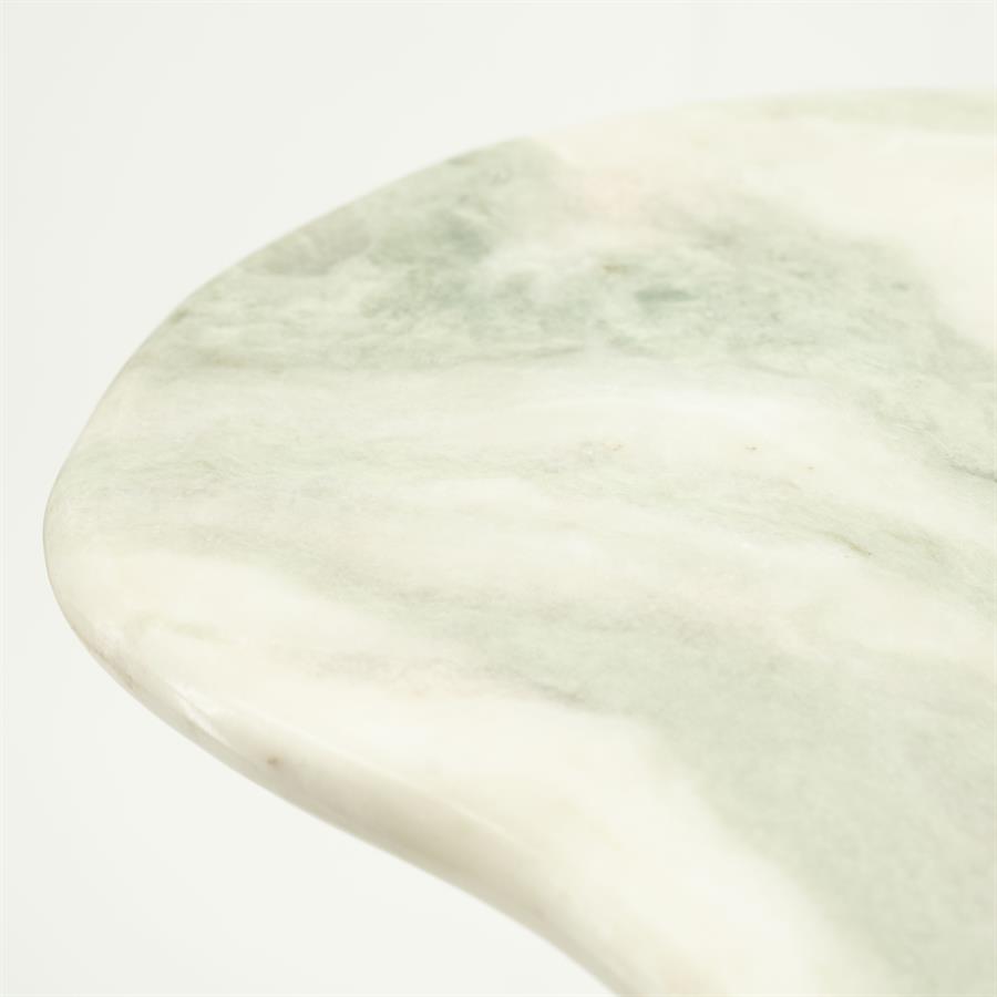 Detailaufnahme der grünen Marmorplatte des Beistelltisch Verde, mit einer leichten Rundung - By-Boo