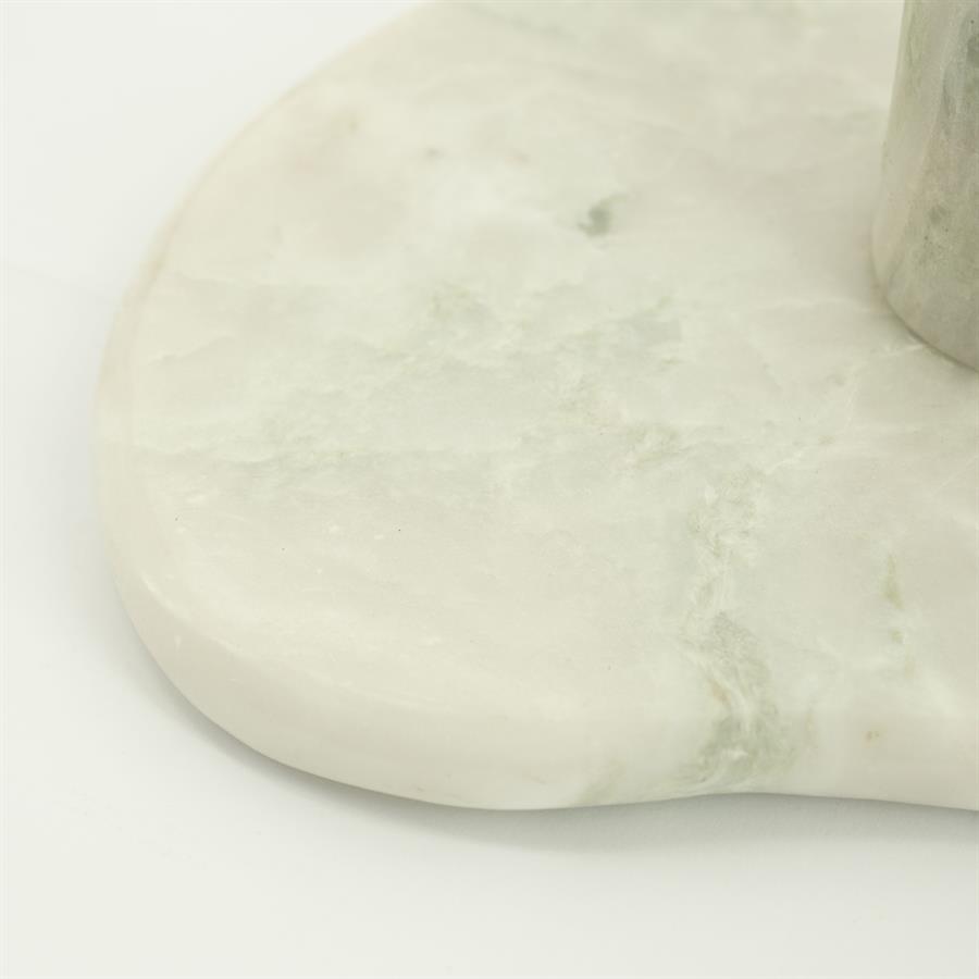 Detail der runden Platte des Beistelltischs Verde mit hellgrüner Marmorstruktur auf weißem Hintergrund - By-Boo