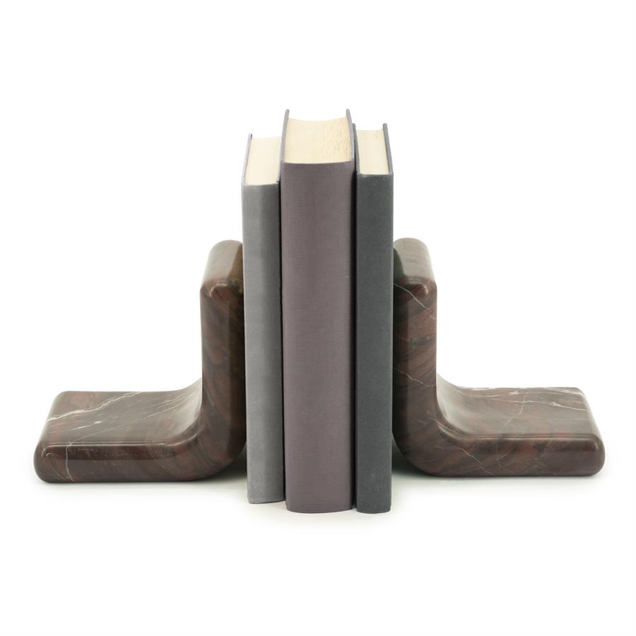 Die Buchstütze Rosso, ein Set aus zwei marmornen Buchstützen, hält drei Bücher aufrecht vor einem weißen Hintergrund - By-Boo