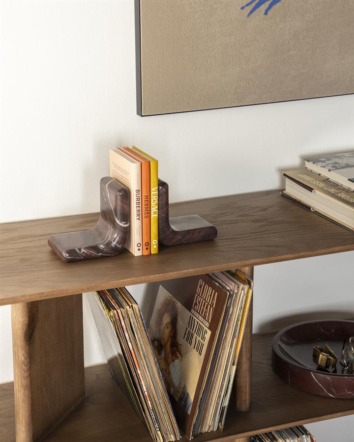 Buchstütze Rosso auf einem Holzregal mit Büchern und Schallplatten, aus der Nähe fotografiert - By-Boo