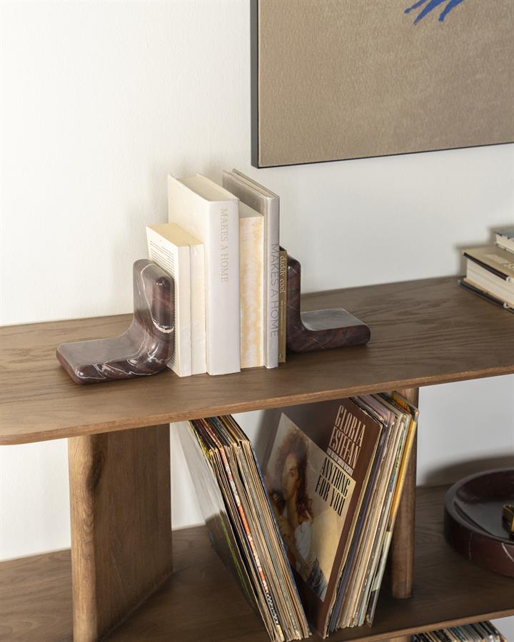 Buchstütze Rosso in einem Wohnzimmer-Ambiente, auf einem Holzregal mit Büchern dazwischen - By-Boo