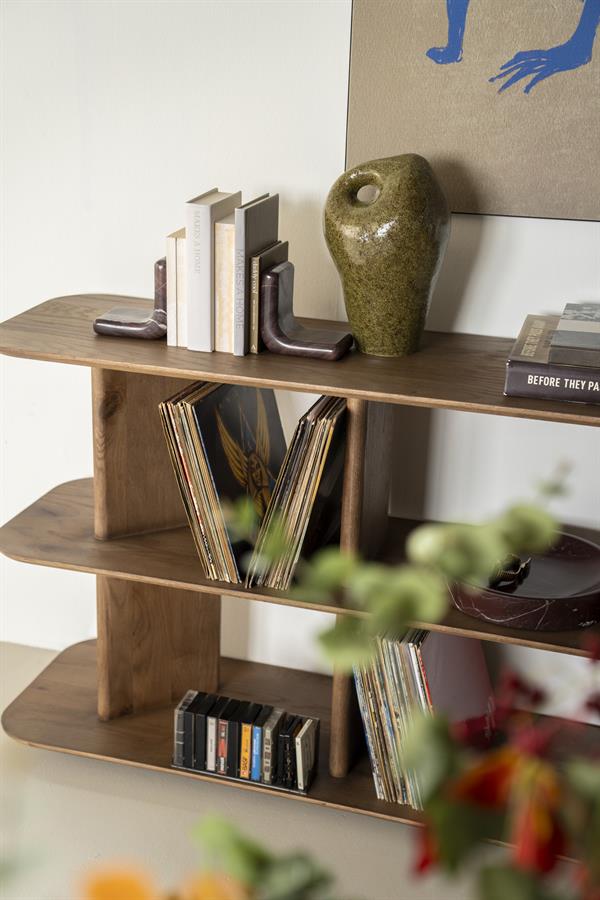 Die By-Boo Buchstütze Rosso in einem Wohnzimmer, Bücher auf einem Holzregal stützend