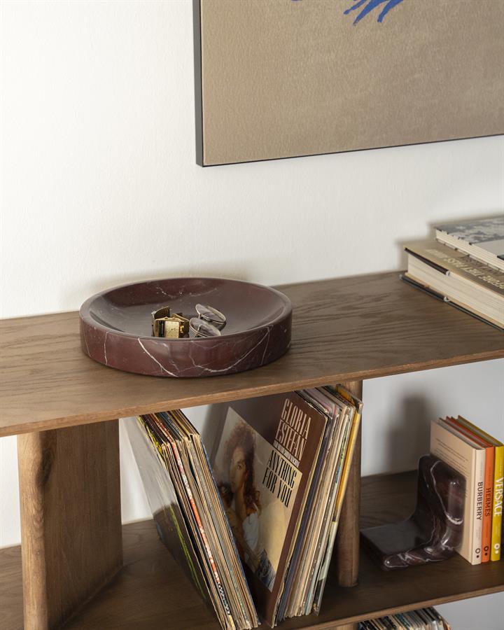 Die Schale Rosso steht auf einem Holzregal mit Schmuck, umgeben von Büchern und Schallplatten - By-Boo