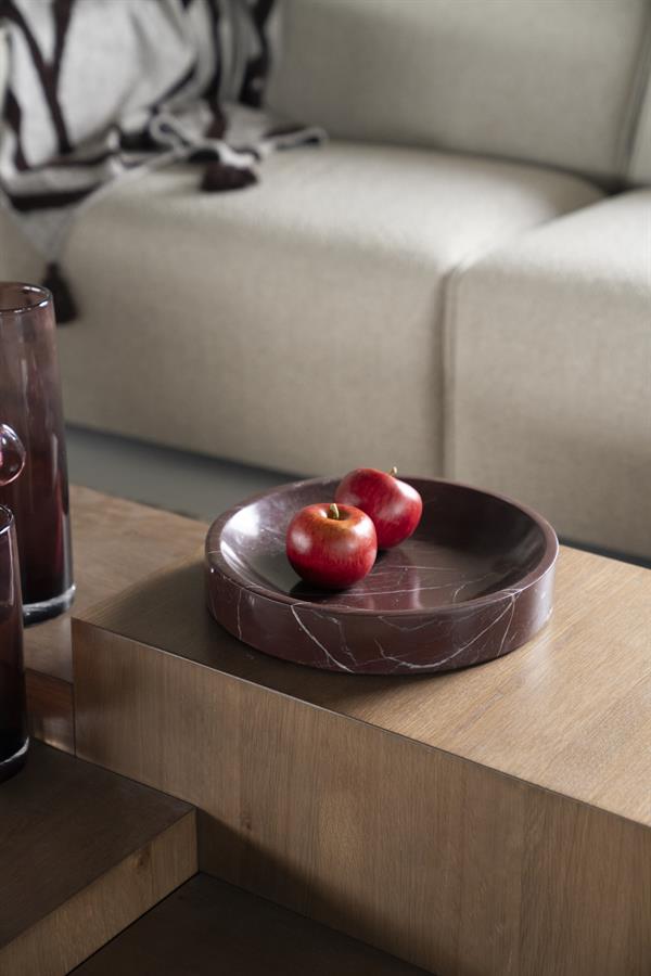 Die Schale Rosso mit zwei roten Äpfeln auf einem Couchtisch aus Holz in einem modernen Interieur - By-Boo