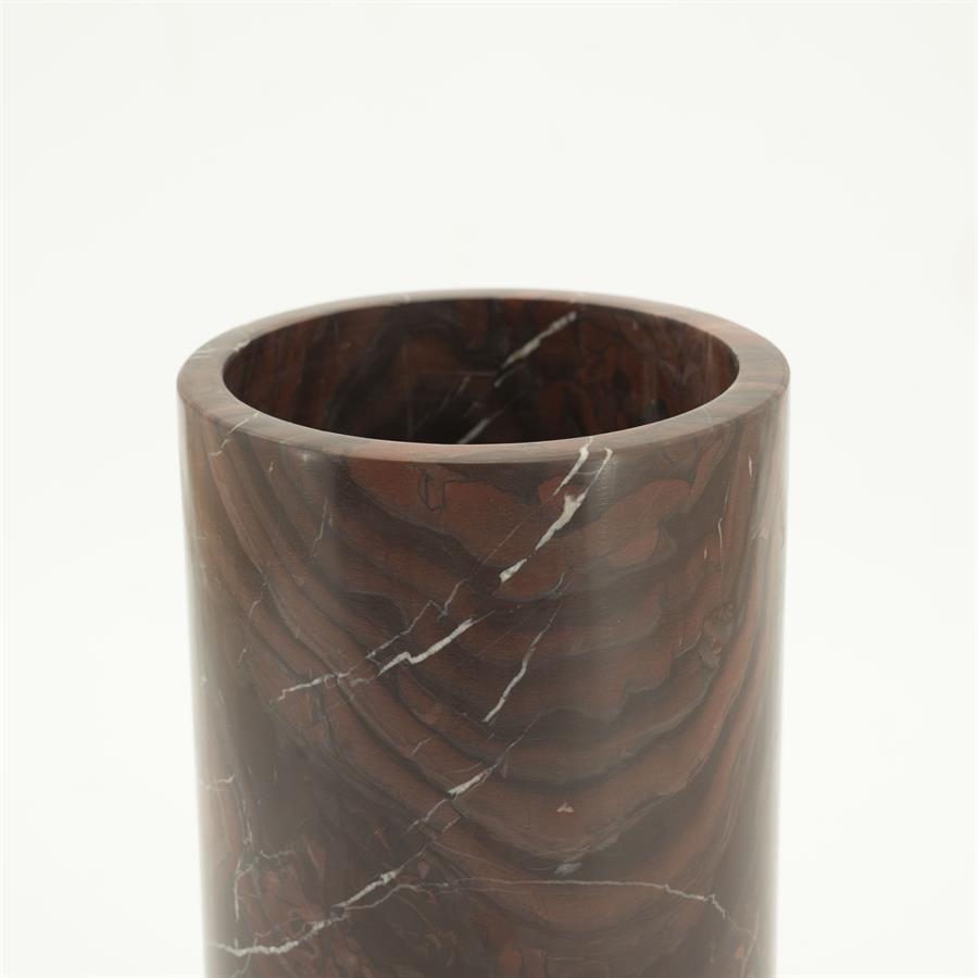 Detailaufnahme der Vase Rosso, eine zylindrische Vase mit rotbraunem Marmormuster und weißen Äderungen - By-Boo
