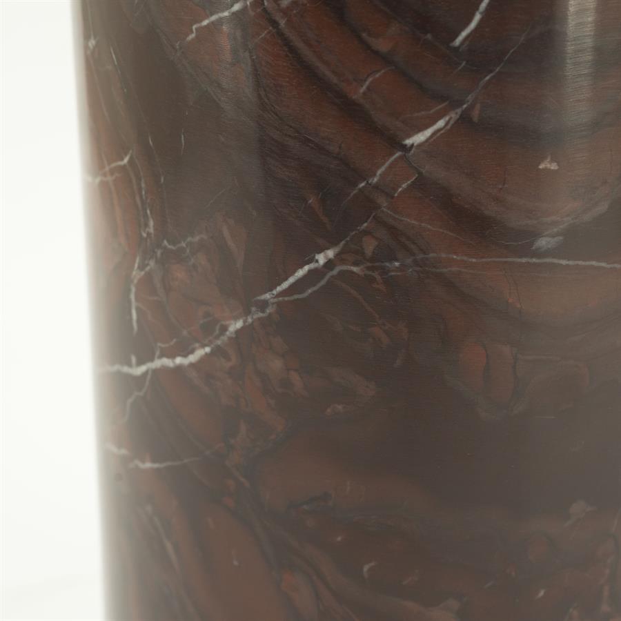 Nahaufnahme der Vase Rosso, mit einer detaillierten Ansicht des dunkelroten Marmormusters und weißen Äderungen - By-Boo