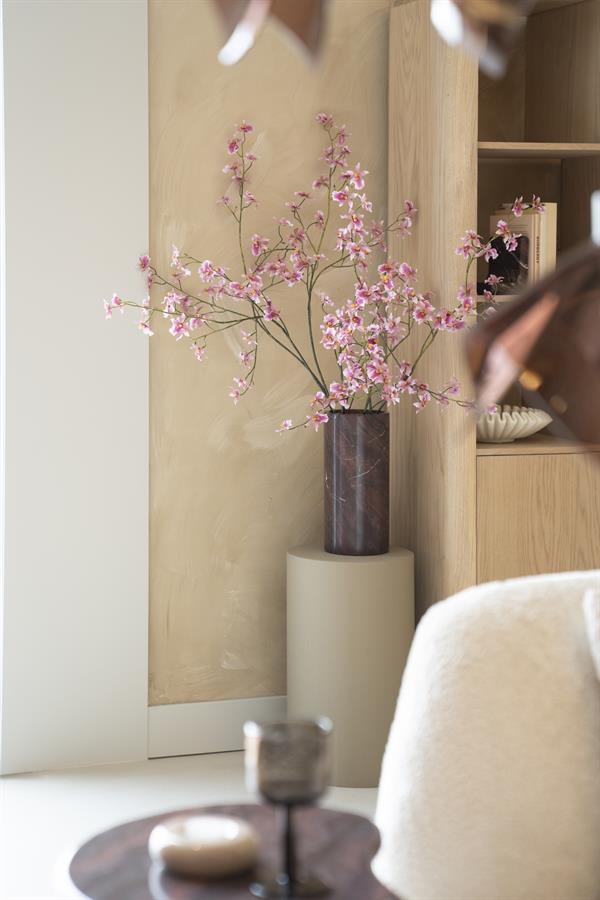 Vase Rosso mit rosa Blüten, auf einem beigefarbenen Sockel in einem modernen Interieur stehend - By-Boo