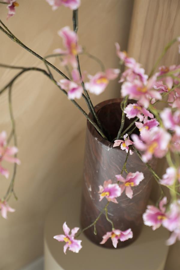 Eine Nahaufnahme der Vase Rosso mit rosa Blütenzweigen, auf hellem Untergrund stehend - By-Boo