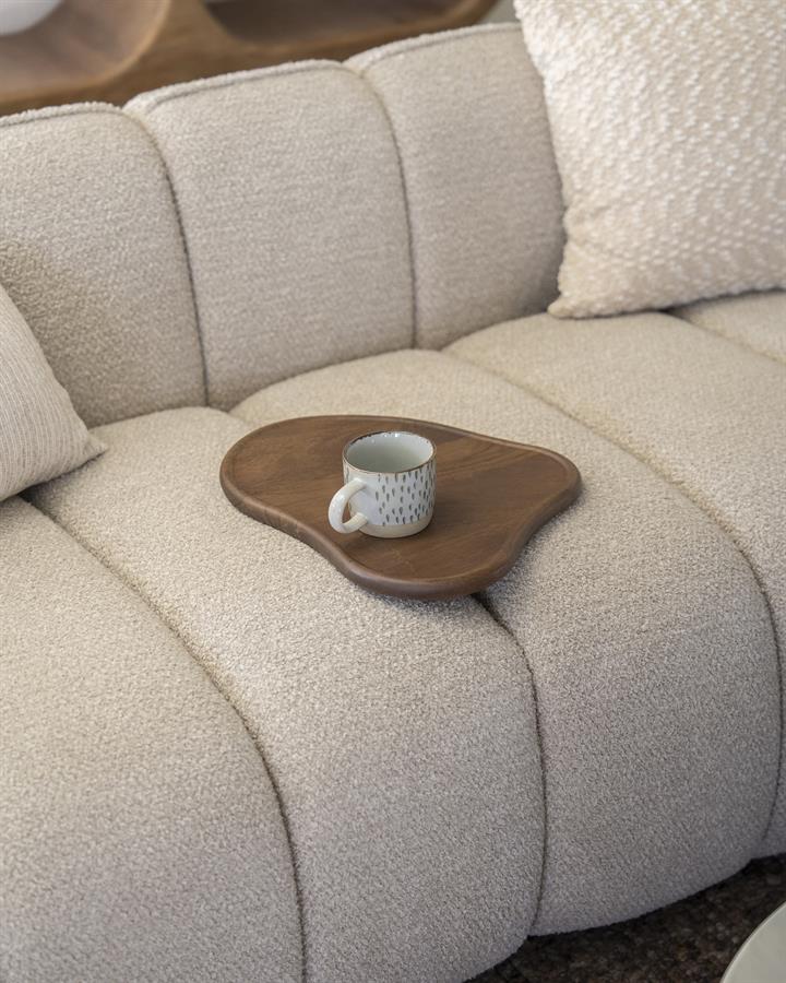 Nahaufnahme eines Tablett Sofa Tray Mango mit einer Tasse darauf, auf einem beigefarbenen Sofa liegend - By-Boo