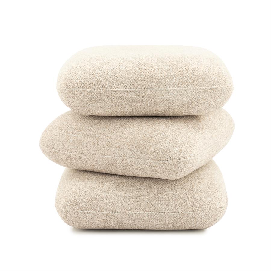 Drei beige Pouf Pillowscape Kissen mit Textur, übereinander gestapelt auf weißem Hintergrund - By-Boo