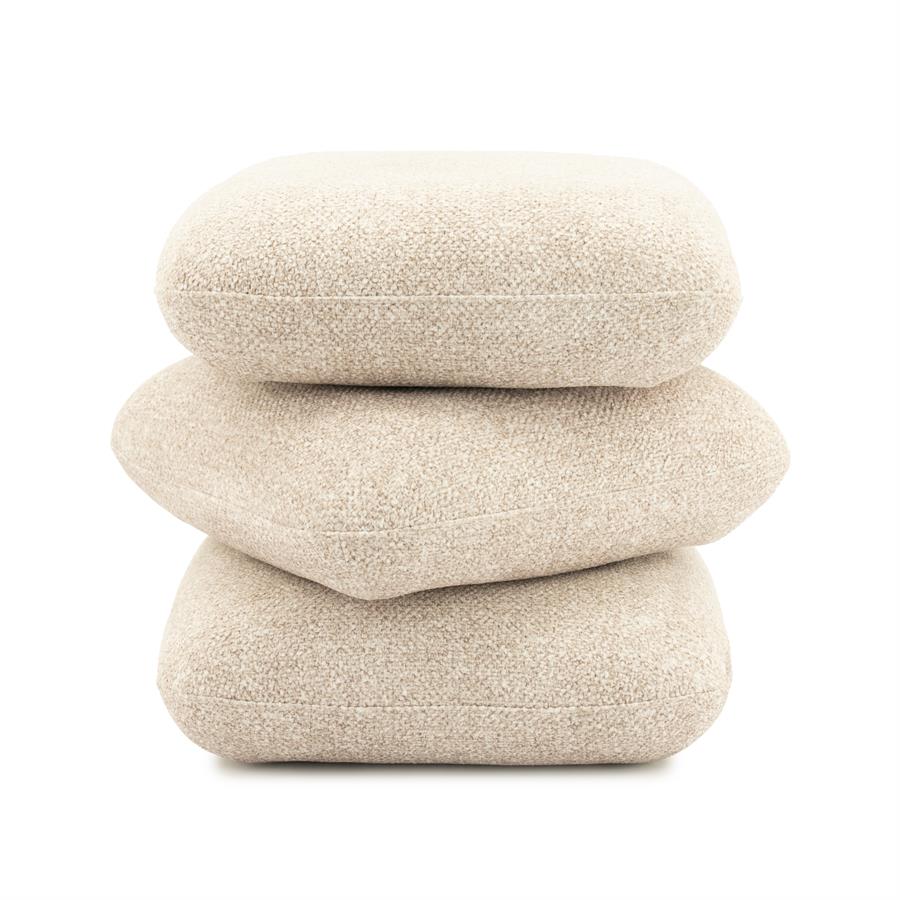 Drei beige Pouf Pillowscape Kissen übereinander gestapelt, fotografiert auf weißem Hintergrund - By-Boo