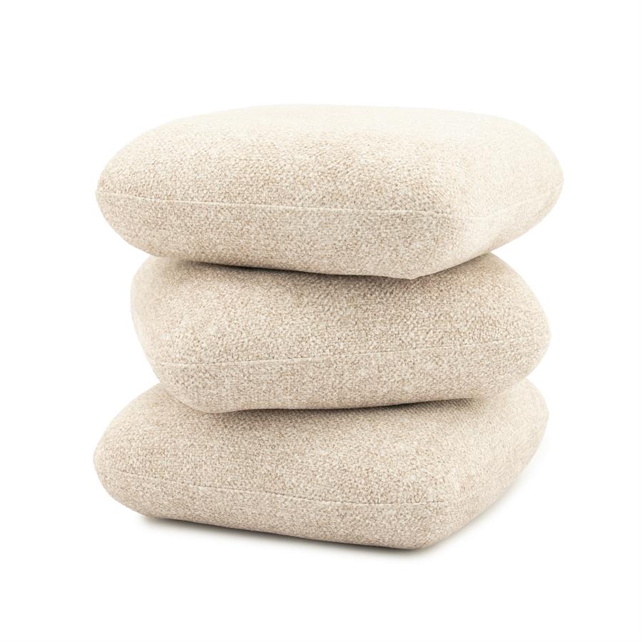 Drei beige Pouf Pillowscape Kissen übereinander gestapelt, fotografiert vor einem weißen Hintergrund - By-Boo