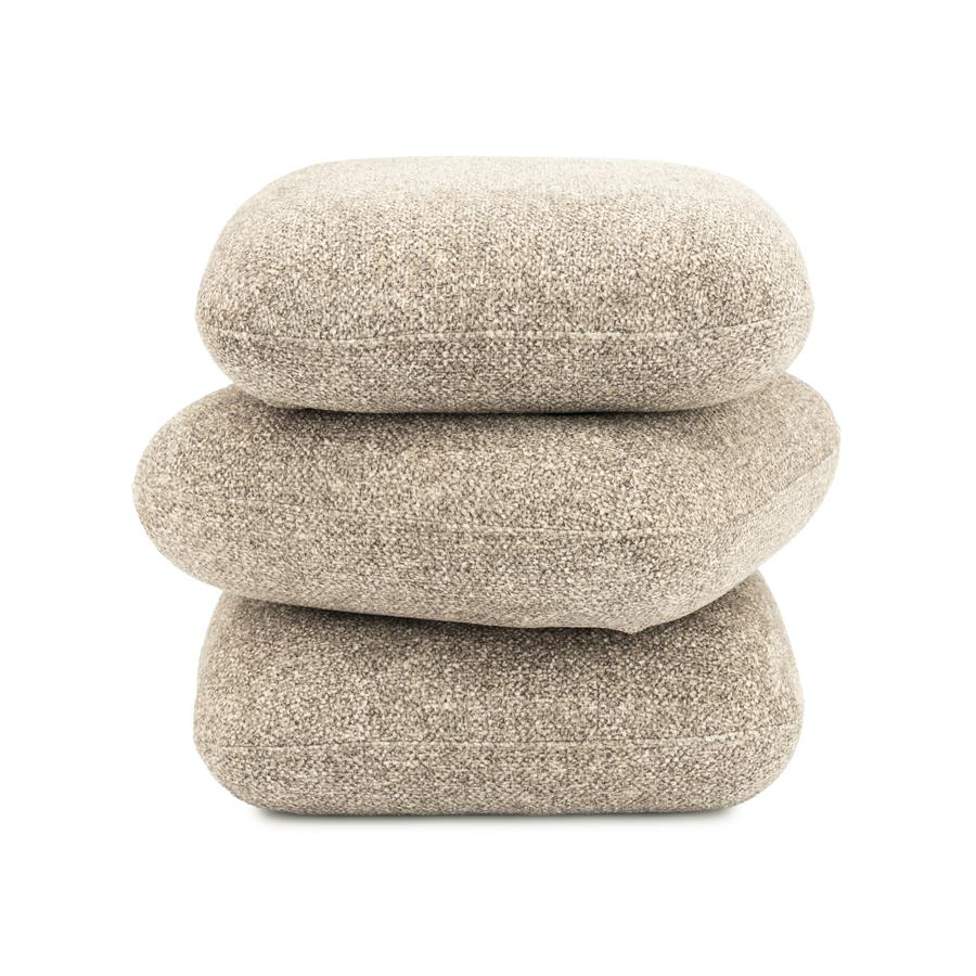 Drei gestapelte Pouf Pillowscape Kissen von By-Boo auf weißem Hintergrund, mit sichtbaren Nähten