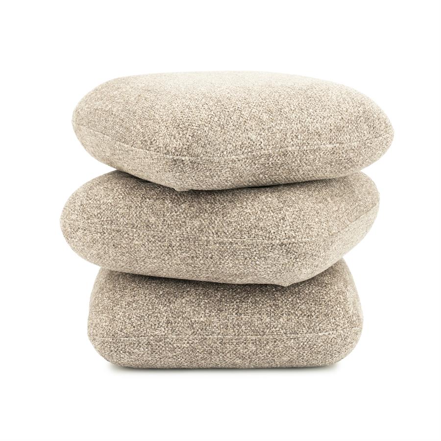 Drei gestapelte Pouf Pillowscape Kissen mit grober Textur auf weißem Hintergrund, aus niedriger Perspektive - By-Boo