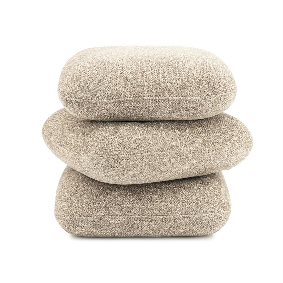 Drei gestapelte Pouf Pillowscape Kissen mit weicher Textur auf weißem Hintergrund - By-Boo