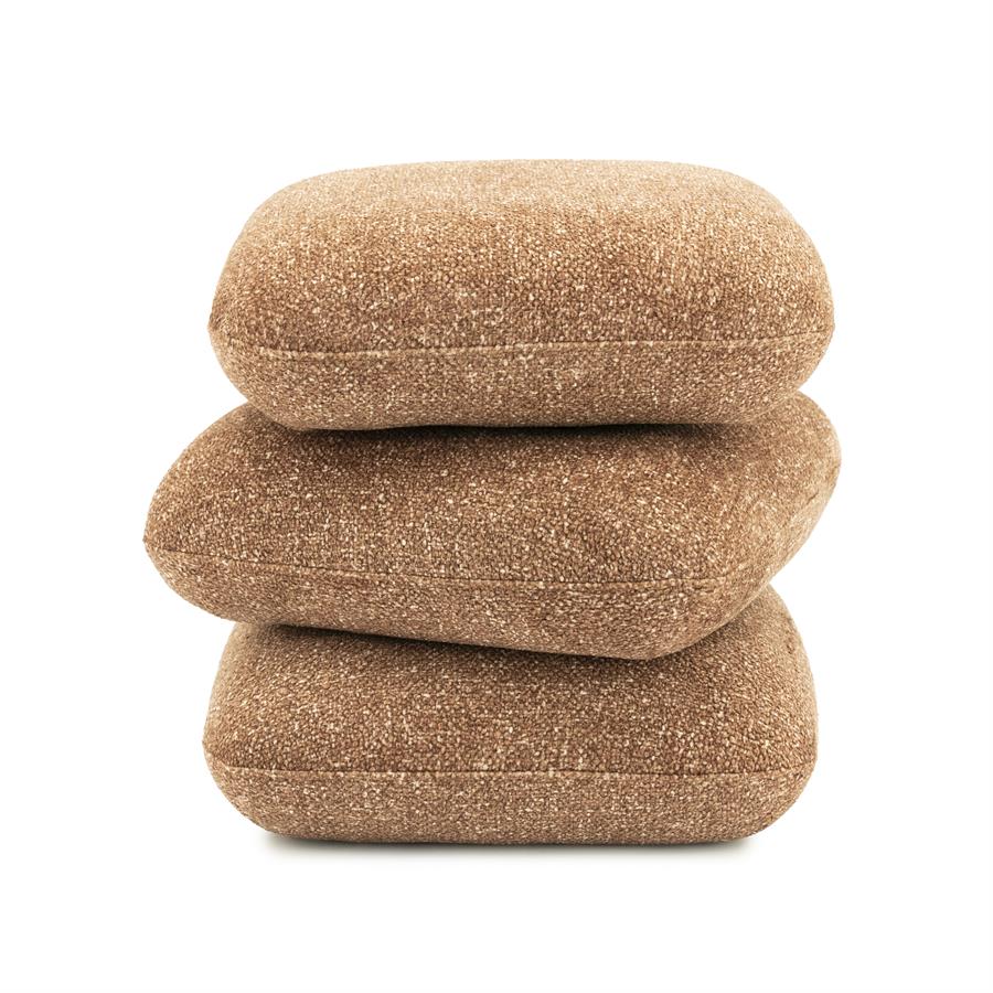 Drei gestapelte Pouf Pillowscape Karamell auf weißem Hintergrund, mit sichtbaren Nähten - By-Boo