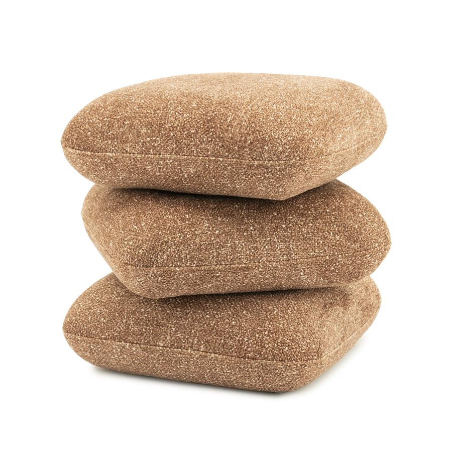 Drei gestapelte Pouf Pillowscape Karamell Kissen mit grober Textur auf weißem Hintergrund - By-Boo