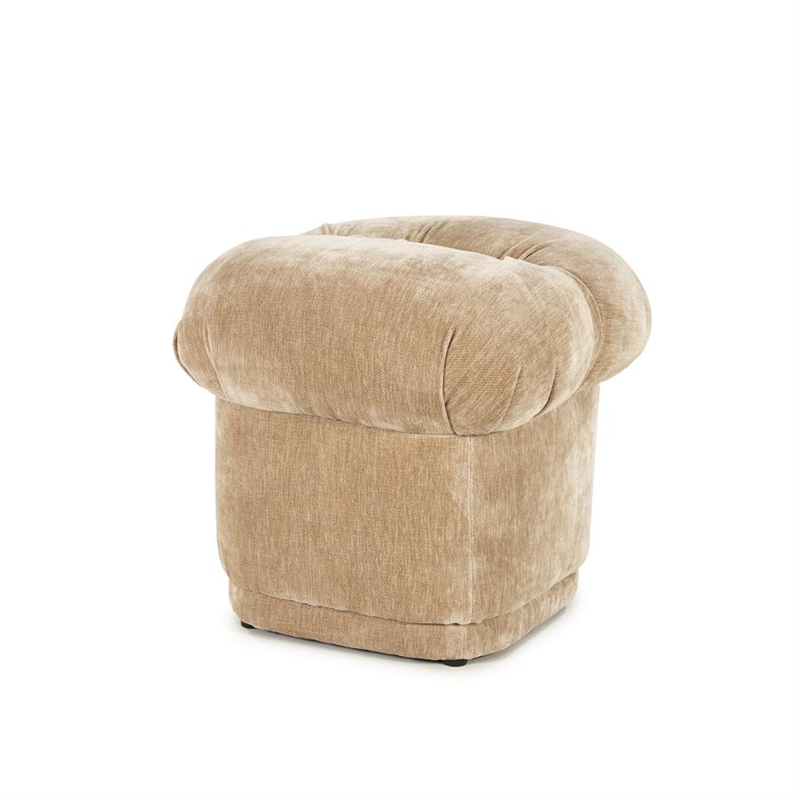 Hocker Nook Beige auf weißem Hintergrund, von vorne und leicht von der Seite fotografiert - By-Boo