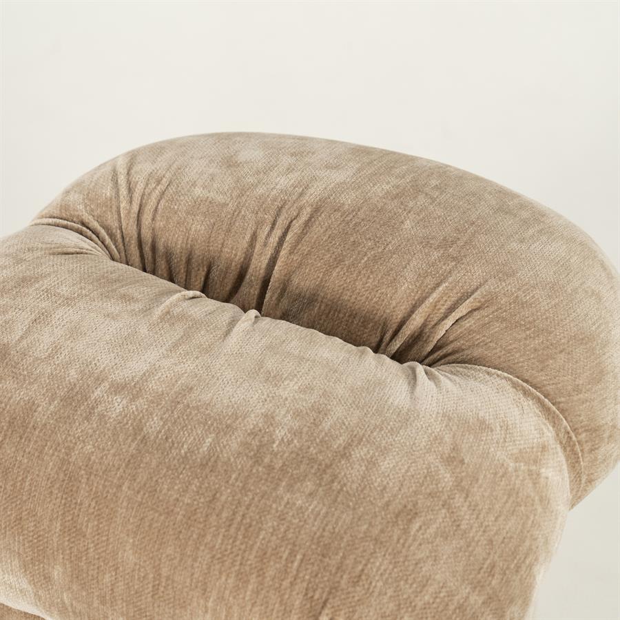 Nahaufnahme des beigen Stoffes des Hockers Nook Beige, mit Falten und Textur deutlich sichtbar - By-Boo