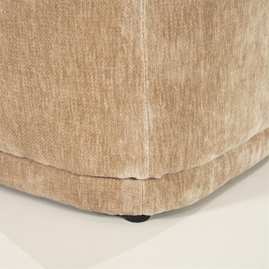Detail des Hockers Nook Beige, Nahaufnahme des beigen Stoffes und eines schwarzen Beines - By-Boo