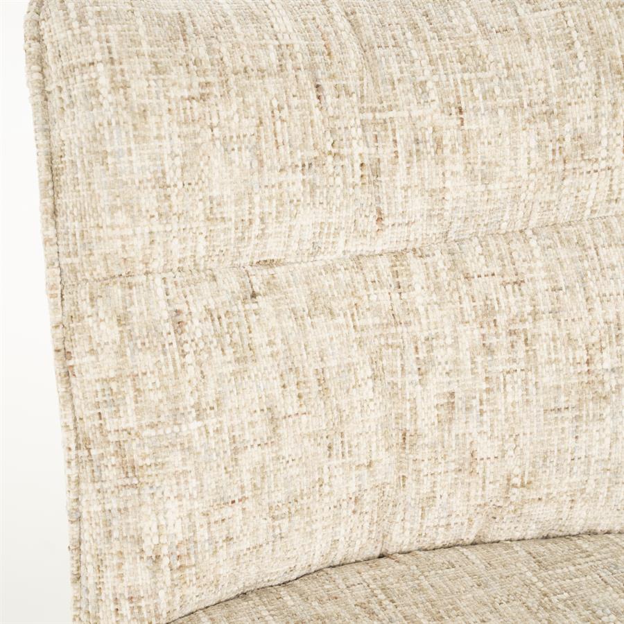 Detailaufnahme des beigefarbenen strukturierten Stoffes vom Stuhl Ferre Beige, mit einer horizontalen Naht - By-Boo