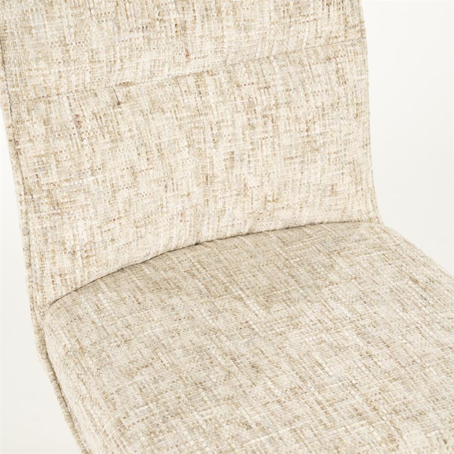 Detail des Stuhls Ferre Beige, mit der Textur des beigefarbenen Stoffes auf Rückenlehne und Sitzfläche - By-Boo