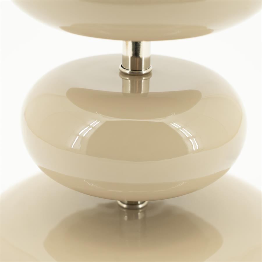 Detailaufnahme der Lampe Orbs, mit den glänzenden beigen kugelförmigen Elementen und silberfarbenen Verbindungen - By-Boo
